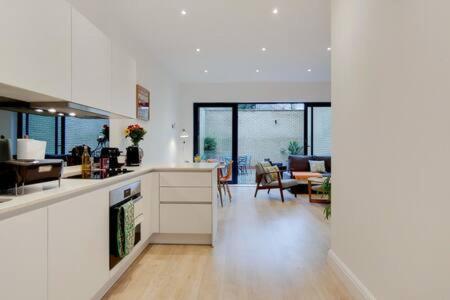 Modern Ealing Apartment With Large Private Patio London Exterior photo